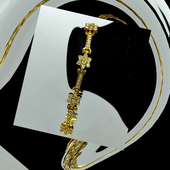 Unmarked Beauty Jewelry - Vintage Crystal Cluster Flower Bracelet